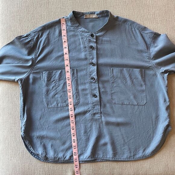 Everlane Washable Silk Henley in blue, size 8 - Picture 7 of 7